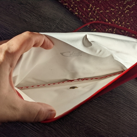 Cute Red vinyl shoulder purse with bow detail on flap - Picture 5 of 5